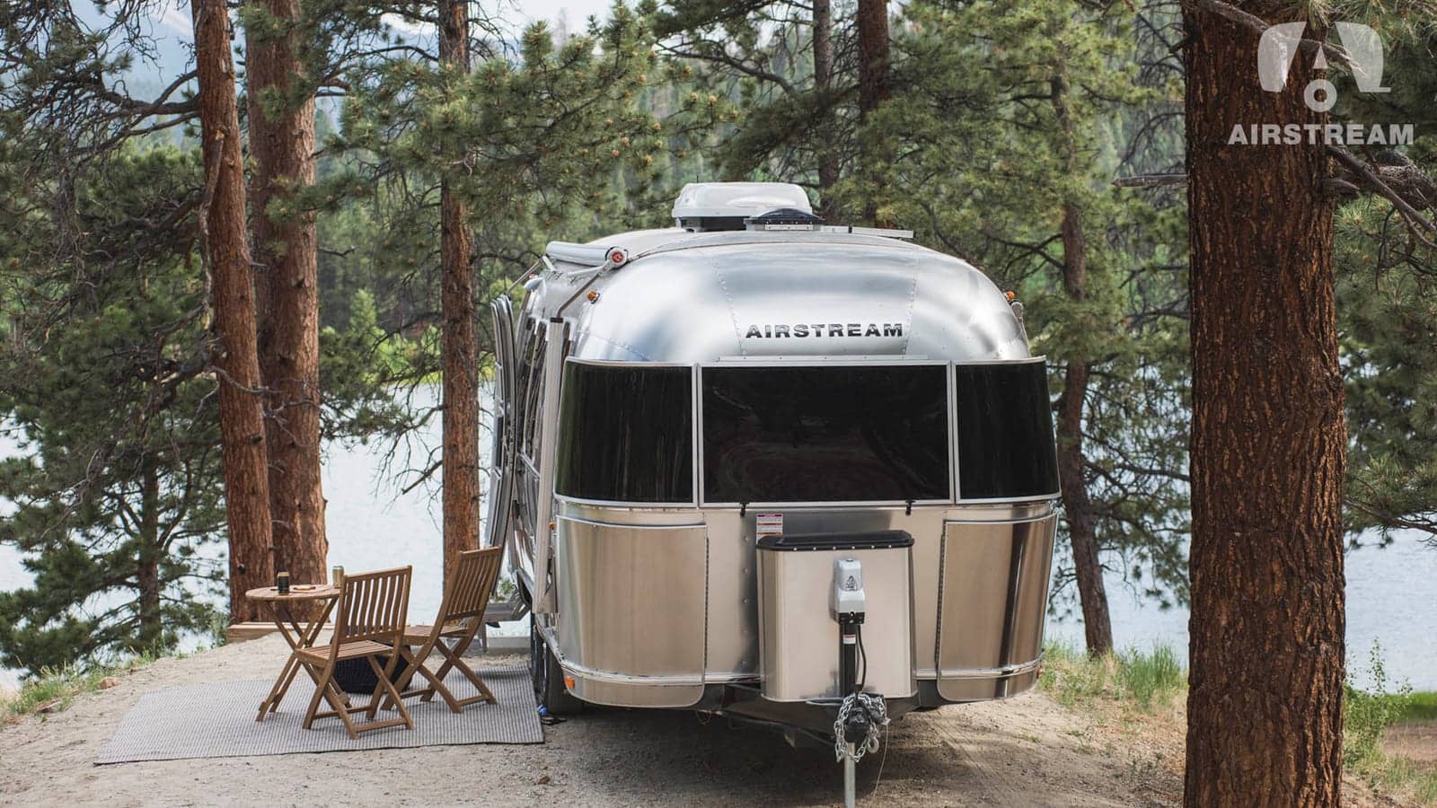 Airstream lakókocsi egy erdei kempingben
