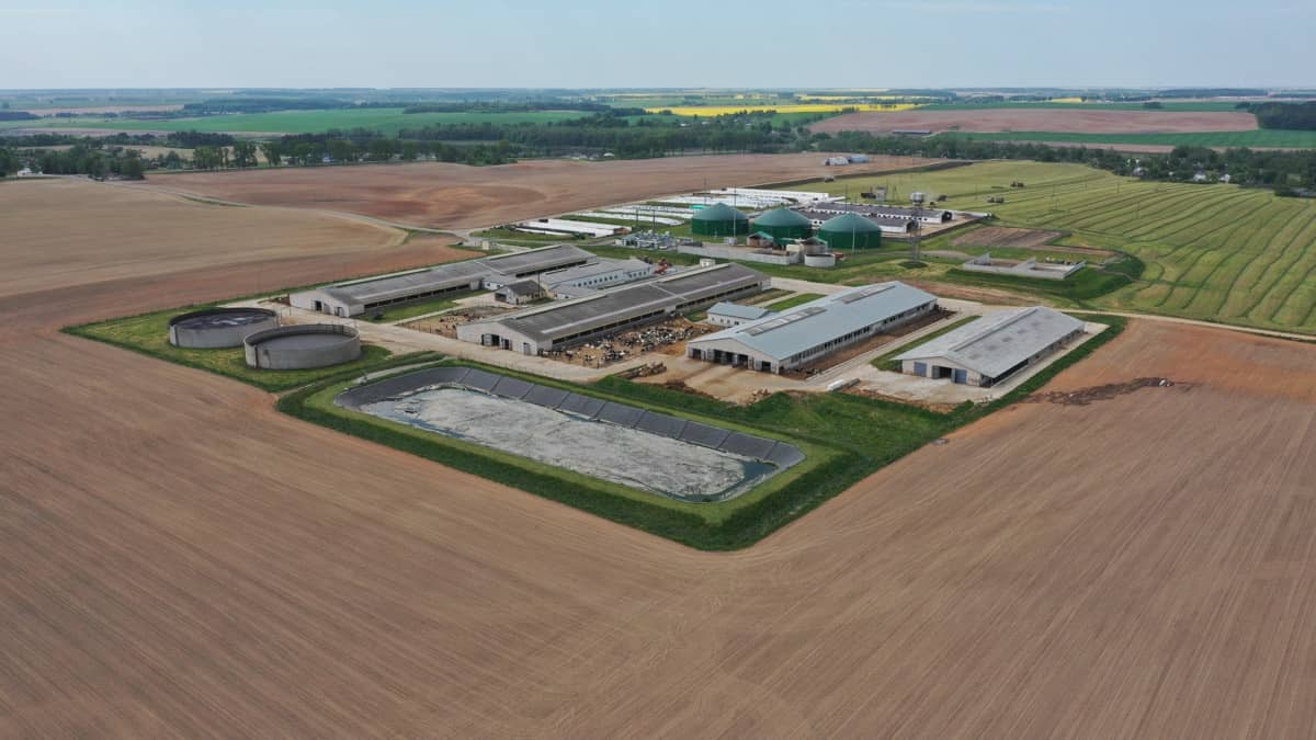 Madártávlati kép egy nagy mezőgazdasági területről saját energiatermelő létesítménnyel