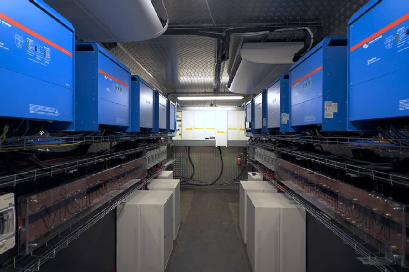 Mikrorács-konténerbe szerelt Victron inverter/töltők és akkumulátorszekrények
